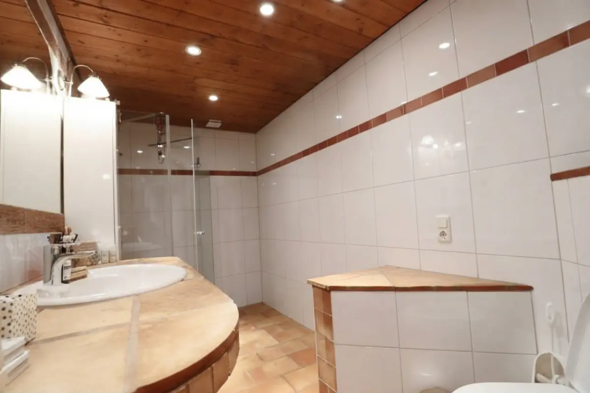 1. OG Badezimmer - (KI generiert)