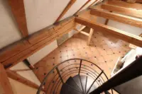 DG Treppenaufgang zum Galeriezimmer - (KI generiert)
