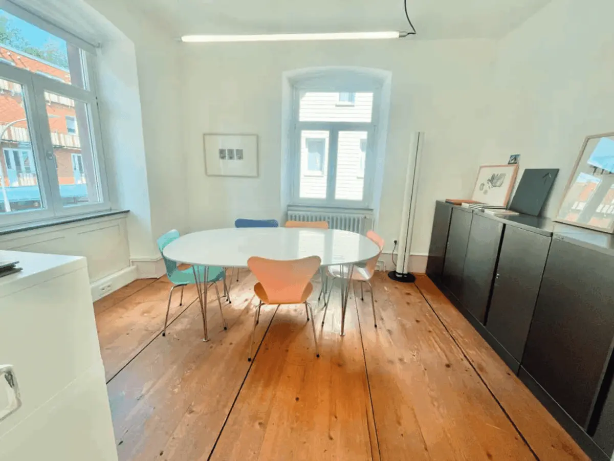 Büro mit Holzdielenboden