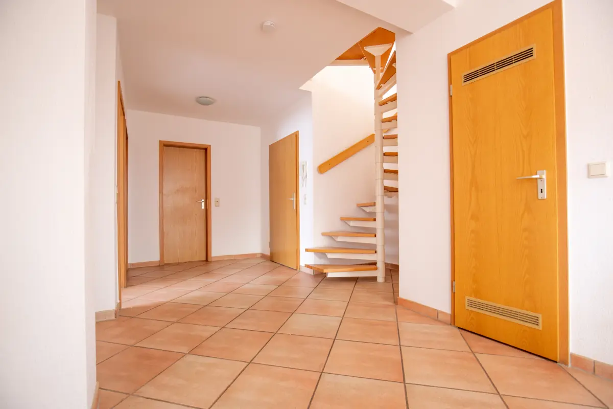 Flur mit Wendeltreppe
