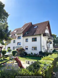 Außenansicht Gartenseite mit Spielplatz