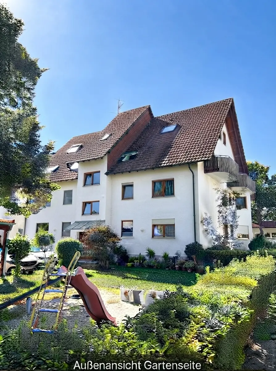 Außenansicht Gartenseite mit Spielplatz